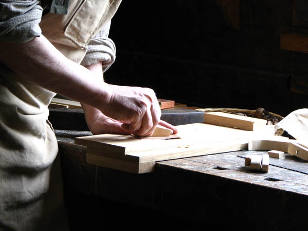 Nuestro equipo de profesionales cuenta  con muchos años de contrastada <strong>experiencia</strong> en el sector de la <strong>carpintería de madera en Valadouro (O)</strong>.